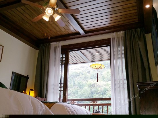 精品河景阳台标间