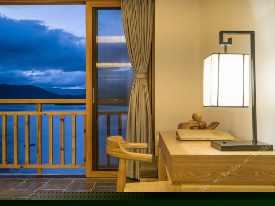 且叮咛豪华湖景套房