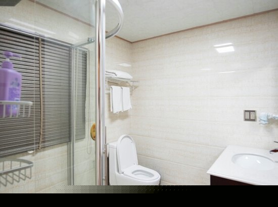 临水雕花大床房