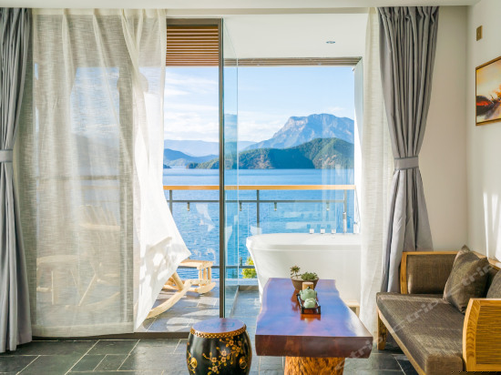 且叮咛270度湖景大床房