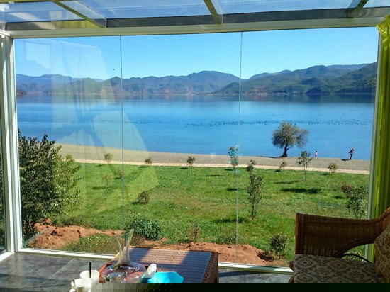 阳光湖景大床房