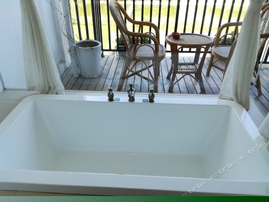 山水豪华大床房