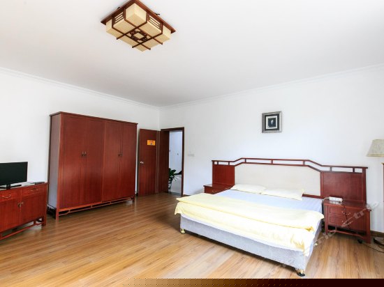 别墅阳台大床房