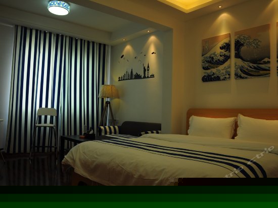 时尚江景大床房