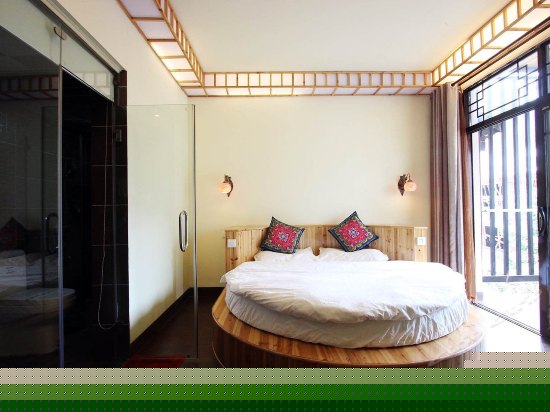 阳台蜜月圆床房