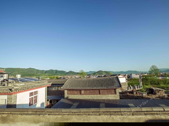 一楼阳光飘窗大床房