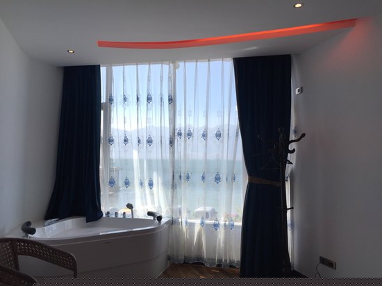 温馨情侣全海景圆床房