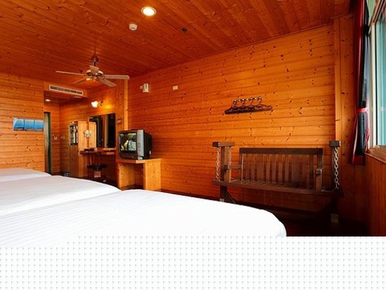 原木窗型六人房