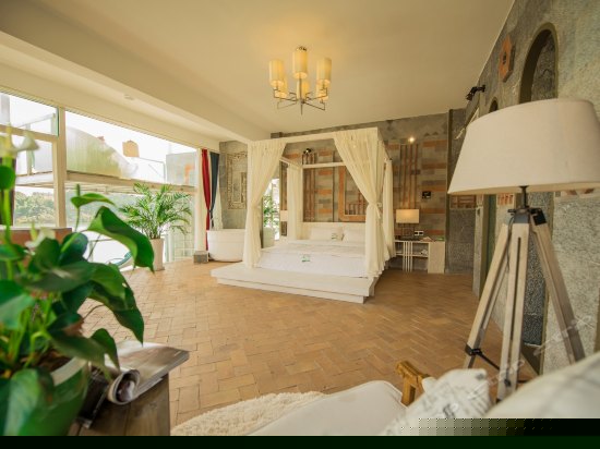 正面270°临水复式阳台海景大床房