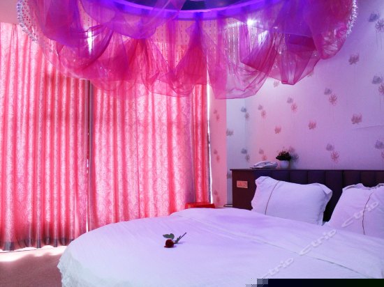 情侣圆床房