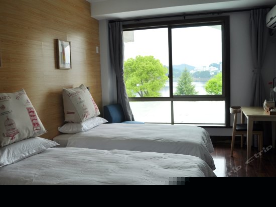 夜色湖景双床房