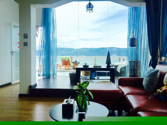 三楼超大露台海景大床房