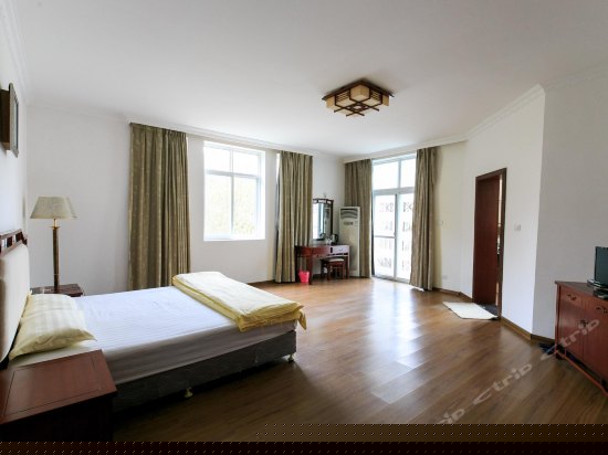 别墅阳台大床房