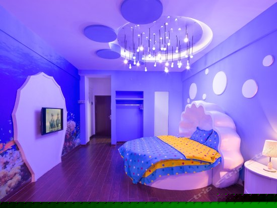 在云端系列圆床房