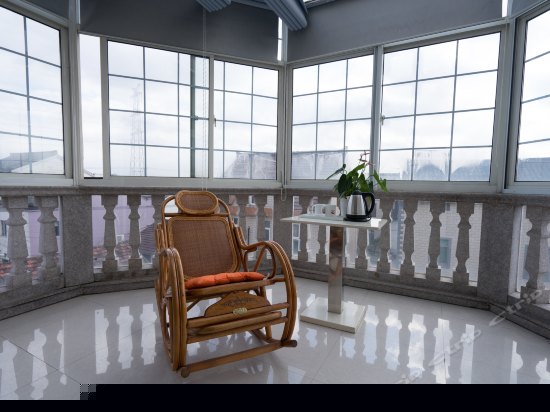 花园别墅欧式阳光家庭套房