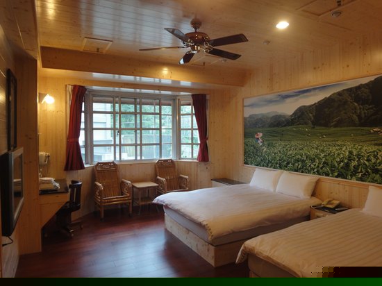 原木窗型四人房