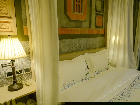 侧面落地窗海景大床房