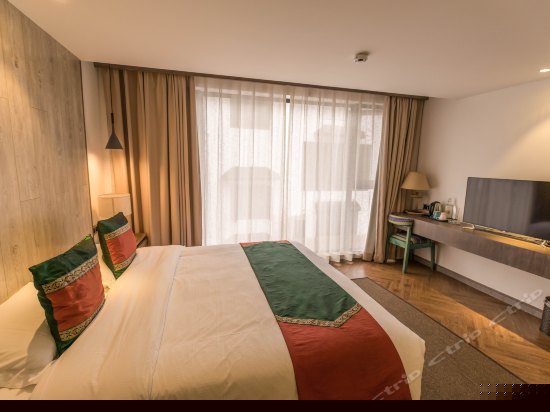 豪华落地景观大床房（106/210）