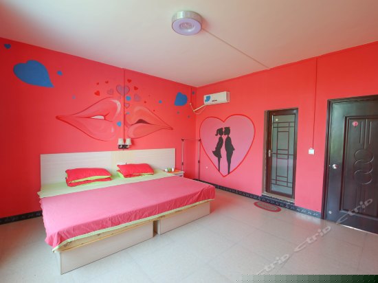 彩绘园景大床房