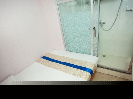 温馨大床房(廊窗)(无窗)