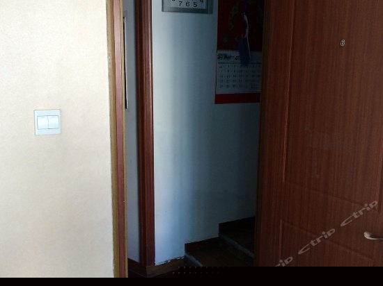阳光情侣间