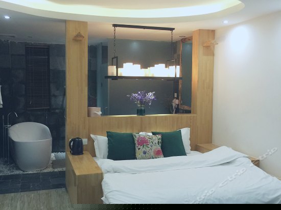 浴缸舒适大床房