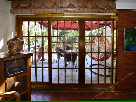 露台江景红木大床房