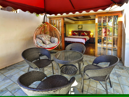 露台江景红木大床房