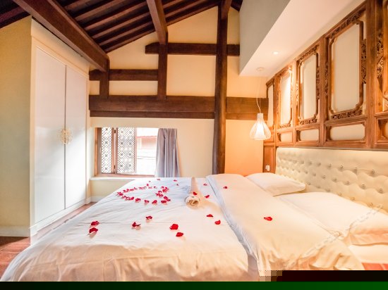 二楼雅致带露台大床房