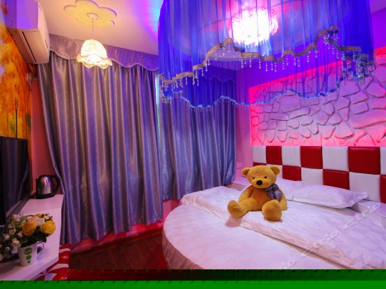 豪华吊篮圆床房