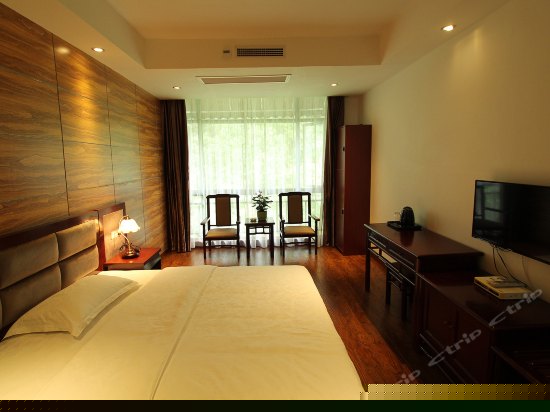 豪华落地窗大床房