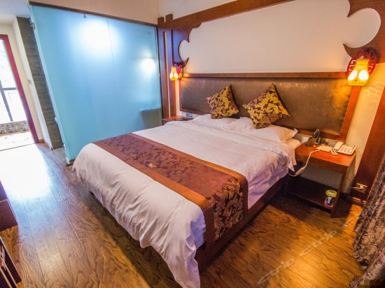 山景豪华大床房