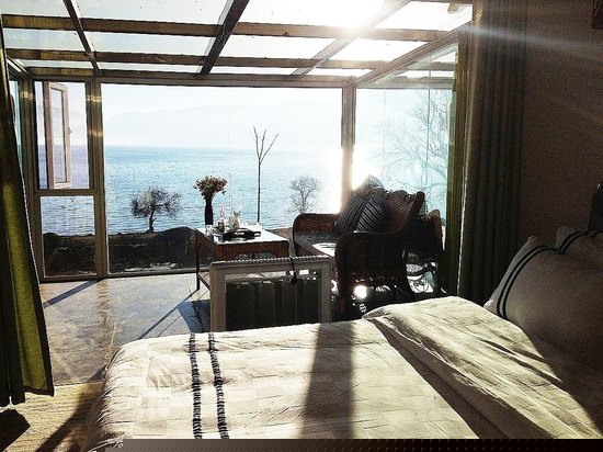 阳光湖景大床房