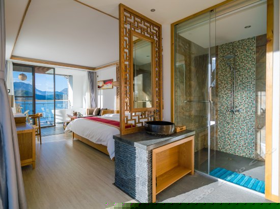 且叮咛270度湖景大床房