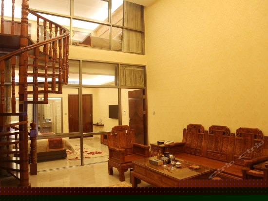 私密汽车复式两房一厅