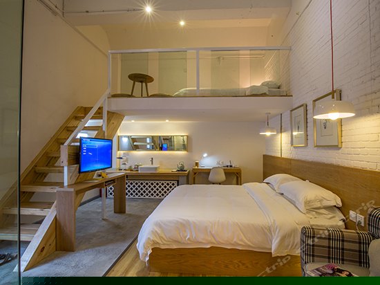 园景阁楼家庭房