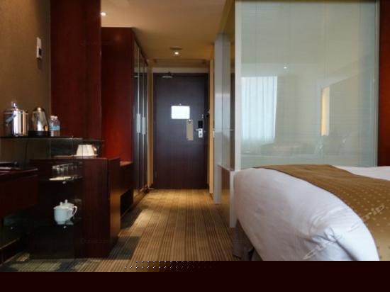 假日豪华大床房