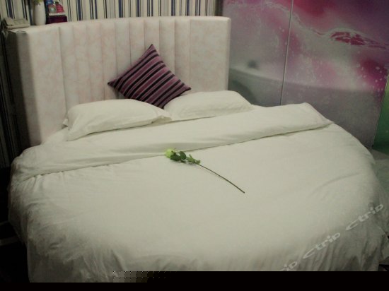 圆床情侣主题房(无窗)