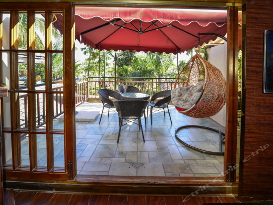 露台江景红木大床房