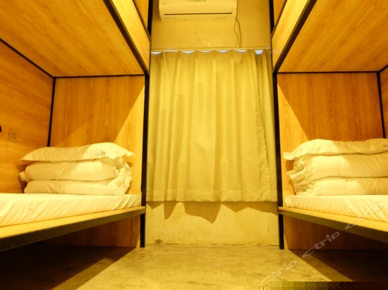 男女混合八人间(床位房)