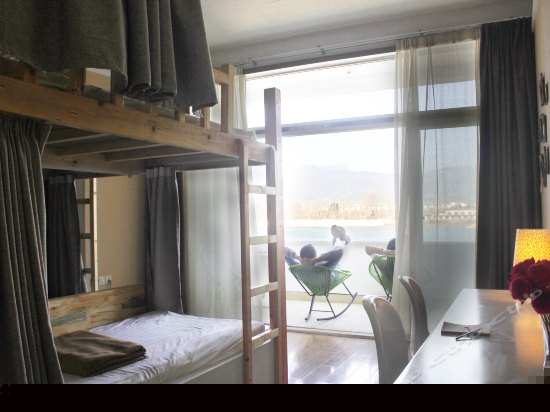 雪山湖景四人床位间