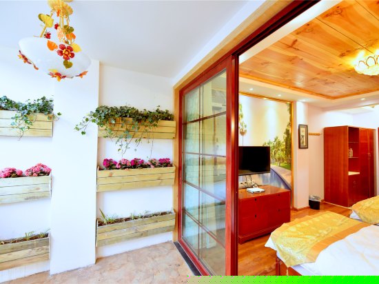 水景温馨大床房