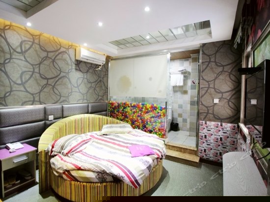 时尚主题圆床房