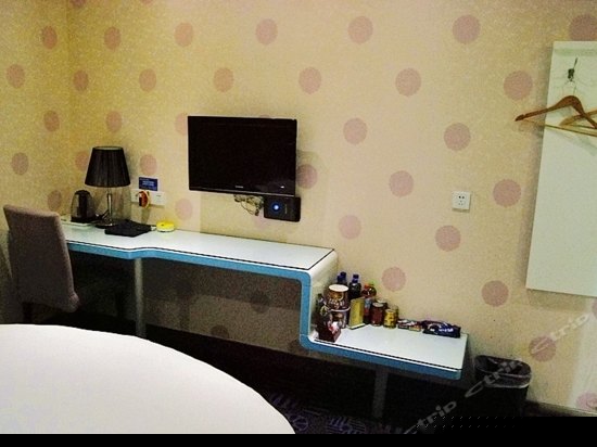 情侣圆床房(无窗)