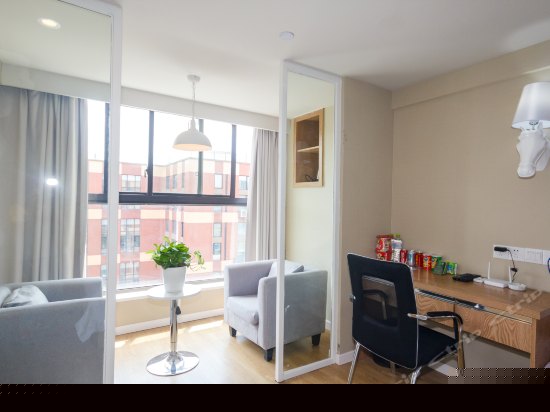 阳光豪华大床房