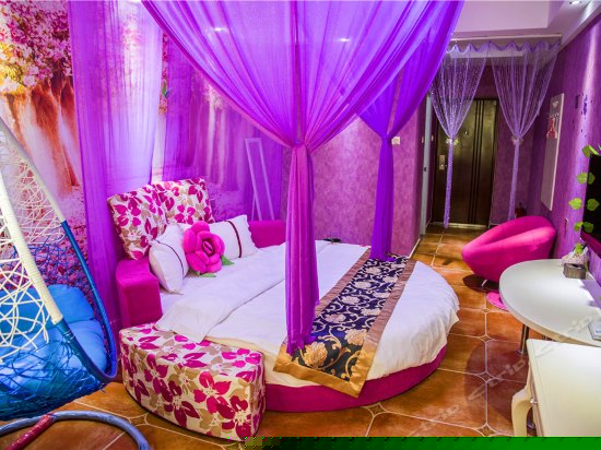 温馨情侣圆床房