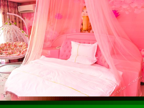 情侣电动圆床房