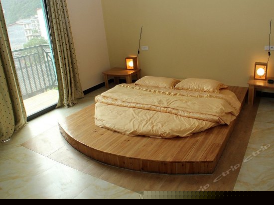 阳台榻榻米圆床房