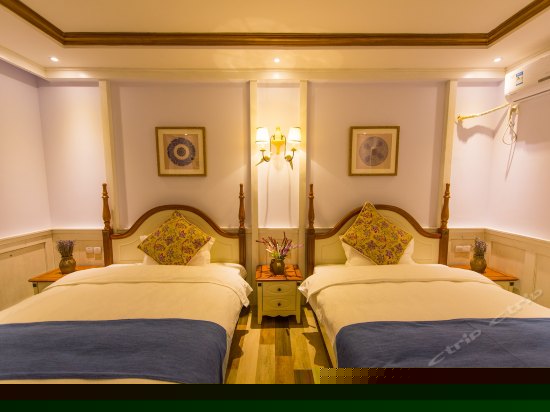 英伦田园侧海景双床房