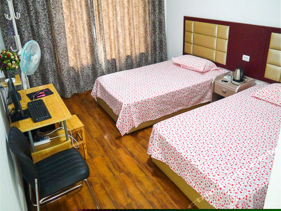 飘窗电脑双人房